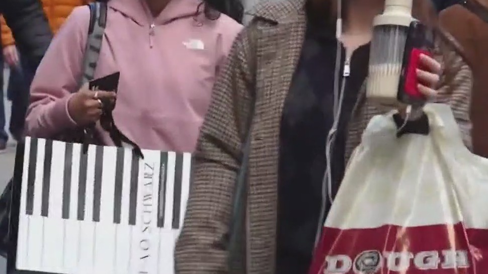 Holiday shopping: Record shoppers expected