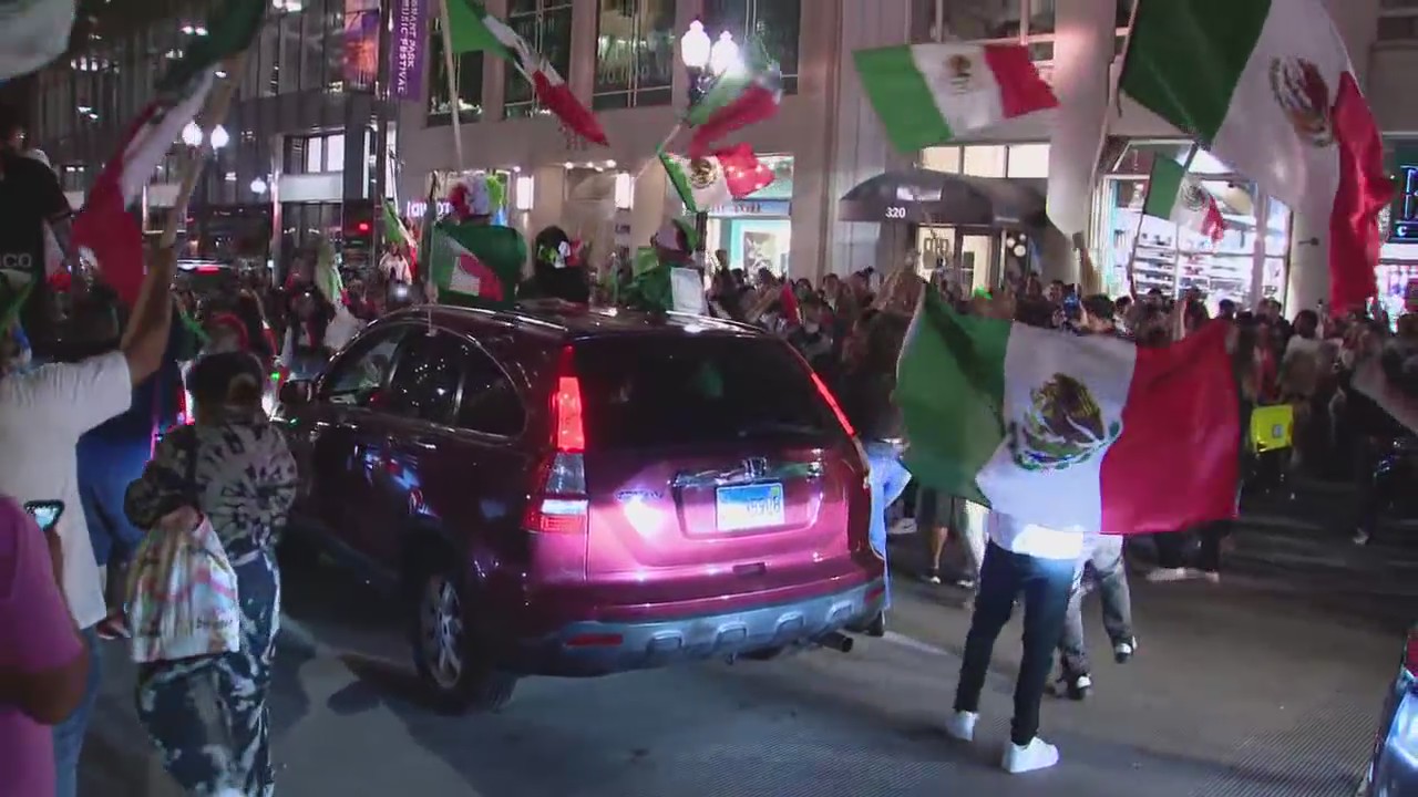 Crowds pack Chicago for Mexican Independence Day