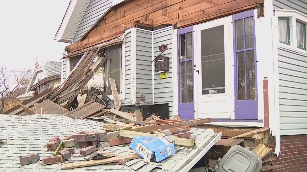 Minivan crashes into home, driver dead