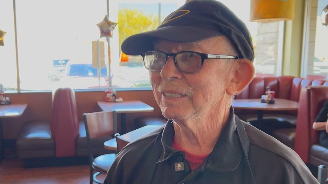 Denny's in Phoenix celebrates long-time bus boy