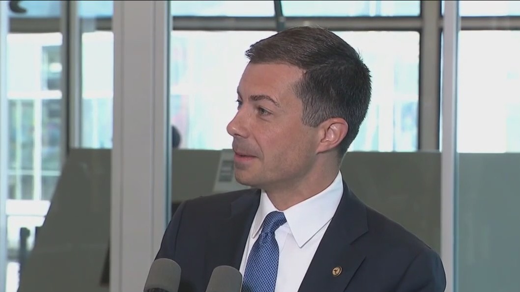 Buttigieg touts air travel improvements at O'Hare