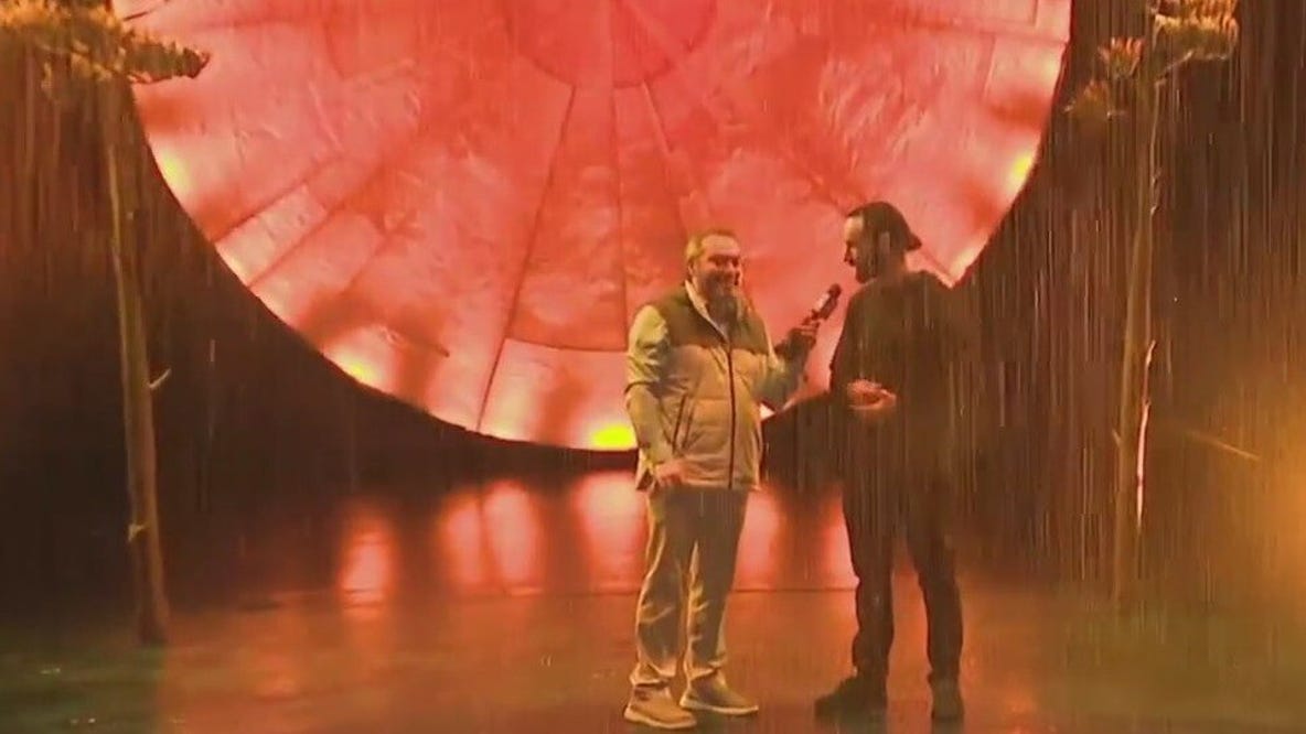 'Luzia' show incorporates water