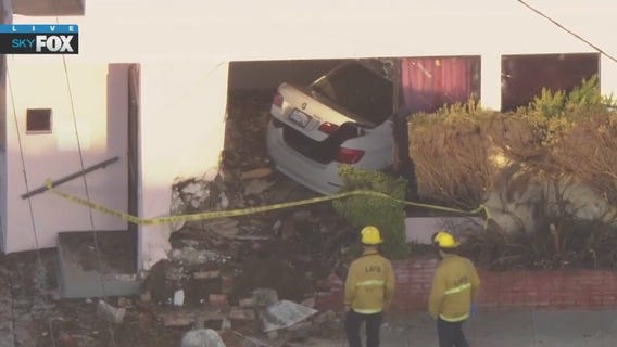 Car smashes into Hyde Park building