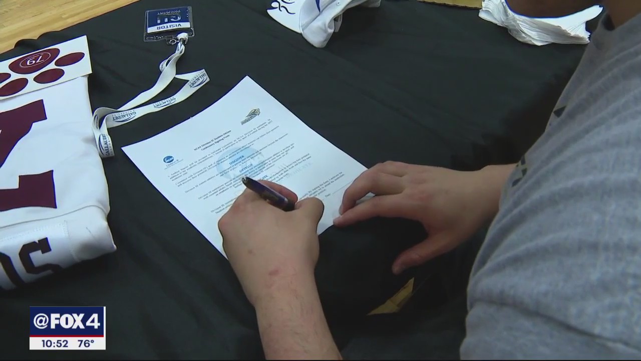 Star wrestler who is deaf to play college football