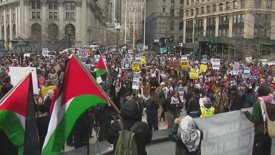 Hundreds protest Mahmoud Khalil