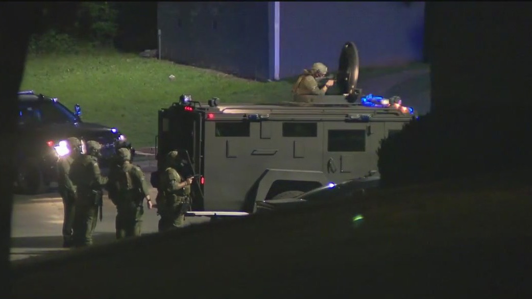 Possible SWAT standoff along Candler Road | FOX 5 Atlanta