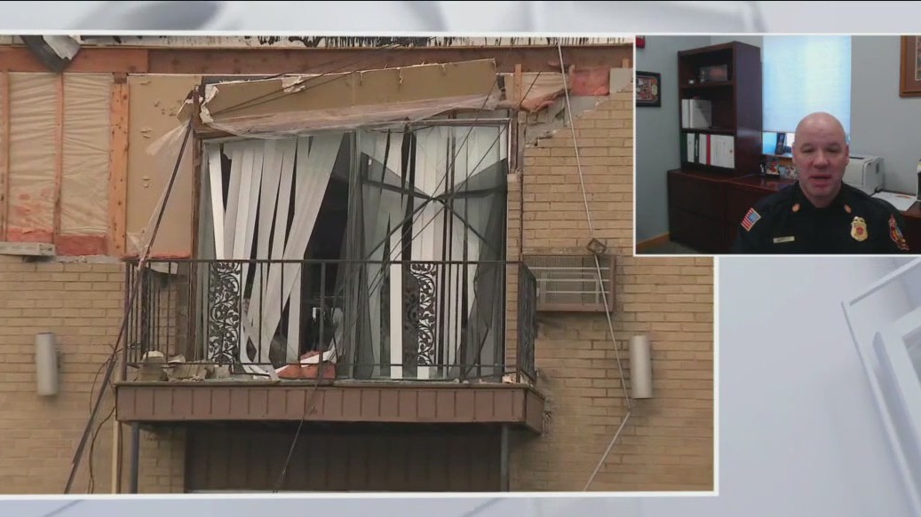Dozens displaced in Mundelein after roof collapse | FOX 32 Chicago