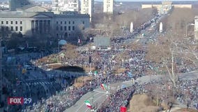 TIMELAPSE: Parkway fills for Parade of Champions
