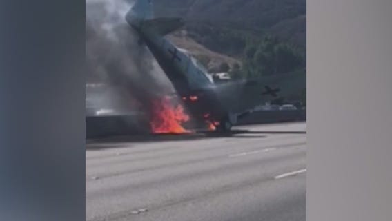 Plane crashes,burns on 101 Fwy near Agoura Hills