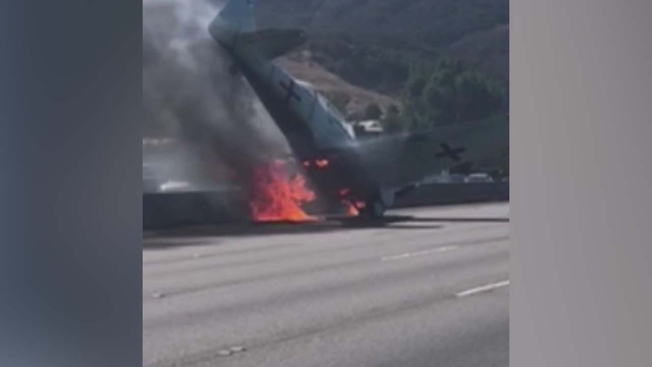 Plane crashes,burns on 101 Fwy near Agoura Hills