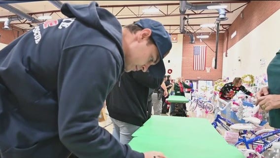 Buckeye Police pass out gifts to kids in need