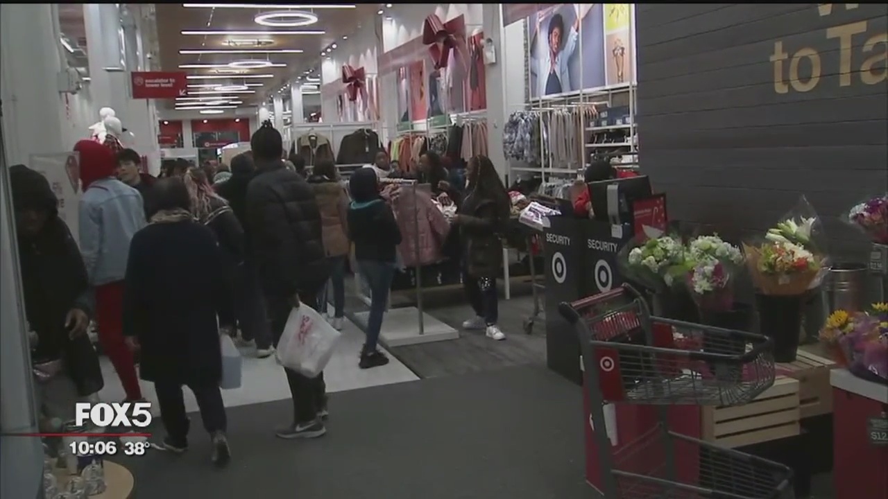 Last-minute shoppers hit the stores across NYC