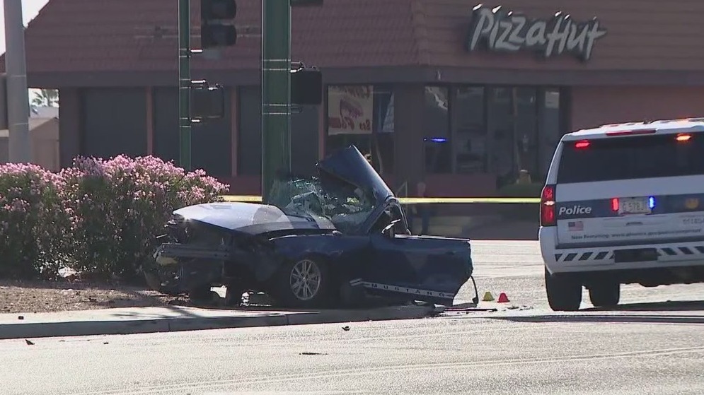 Serious crash shuts down Phoenix intersection