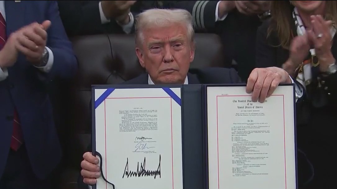 Trump signs bill to reopen government, 2 House Republicans vote 'no'
