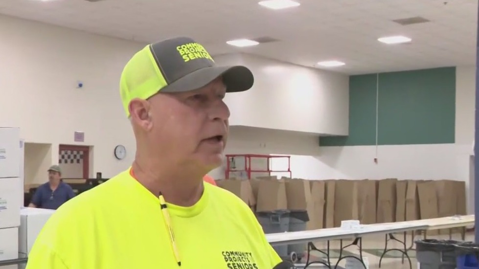 Volunteers deliver Thanksgiving meals