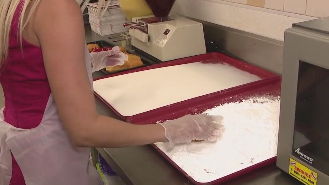 Bashas' prepares Paczkis ahead of Mardi Gras