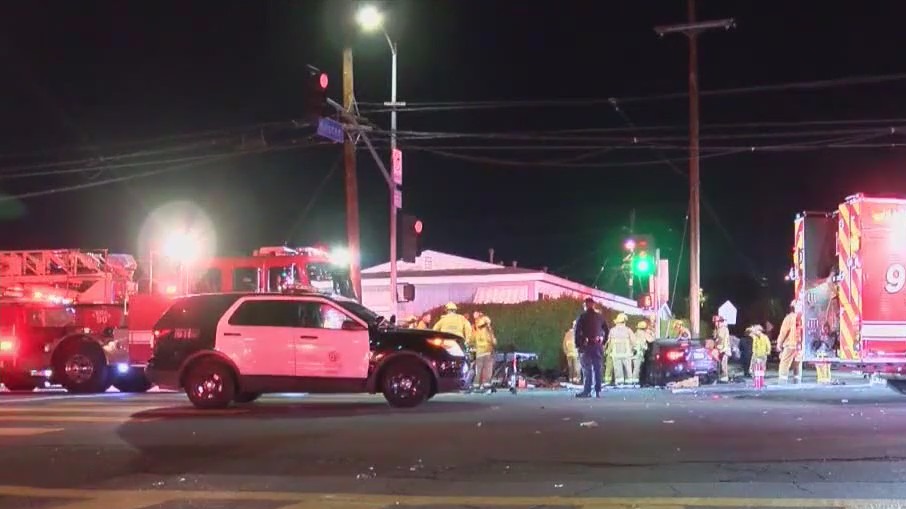 1 dead, 1 injured in Van Nuys crash