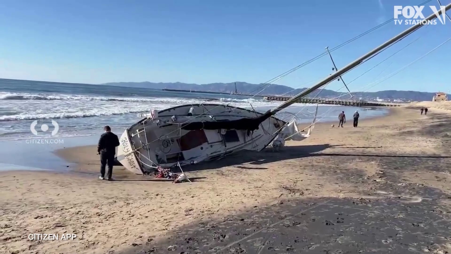 Sailboat washes ashore in Playa del Rey