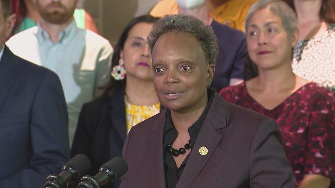 Migrants sent by Texas governor arrive in Chicago seeking 'better future'