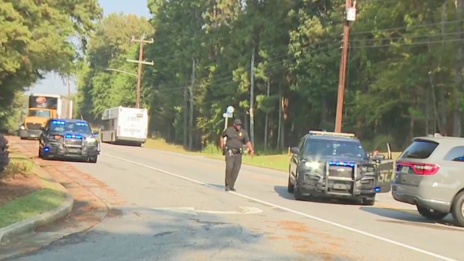 Police officer struck on Cascade Road | FOX 5 Atlanta