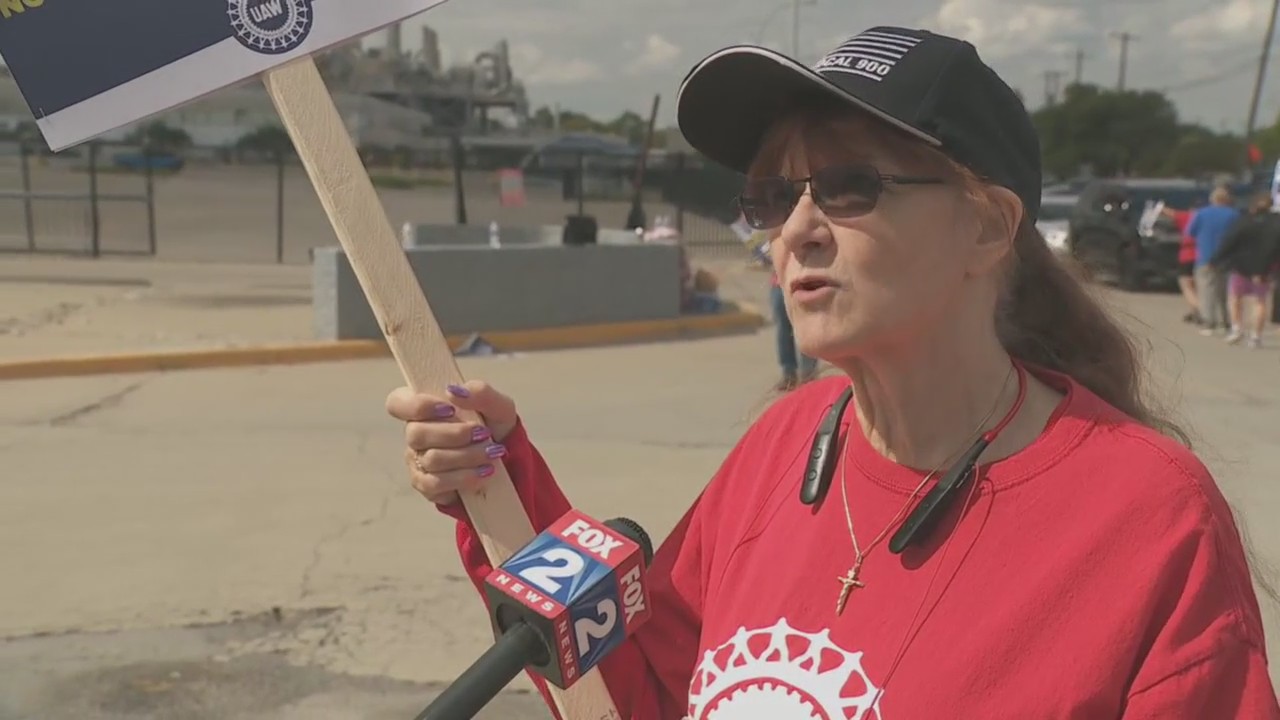 Workers and many others join picket line outside Ford plant