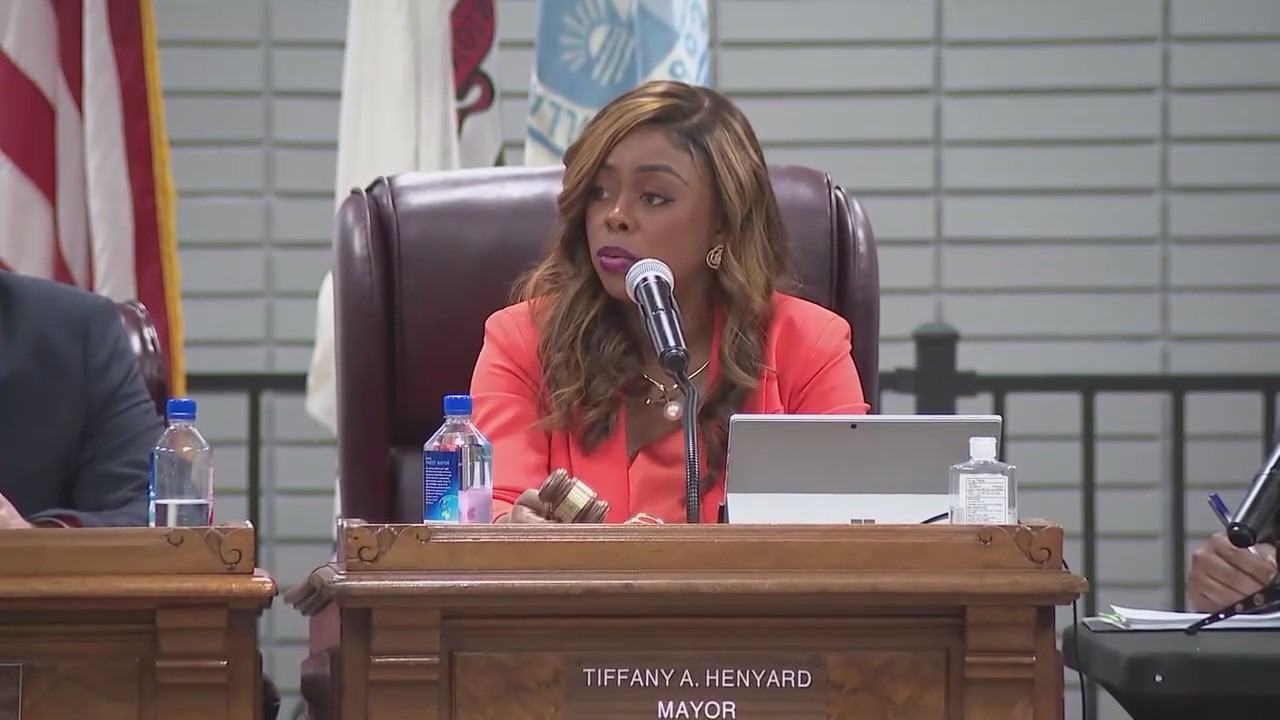 Dolton residents locked out of Village Hall amid Mayor Tiffany Henyard controversy