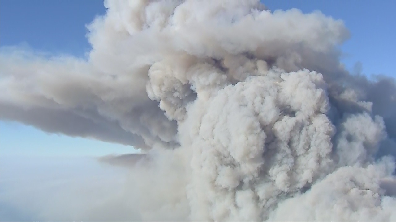 'Woolsey Fire': Giant plume of smoke seen over Santa Monica Mountains
