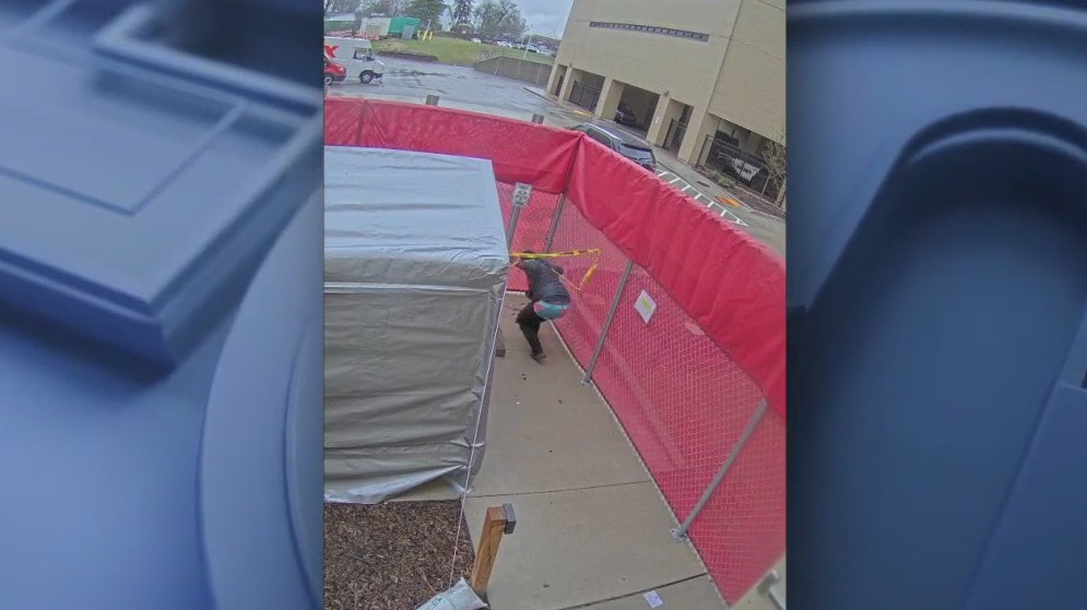 Man runs out of courtroom, later arrested