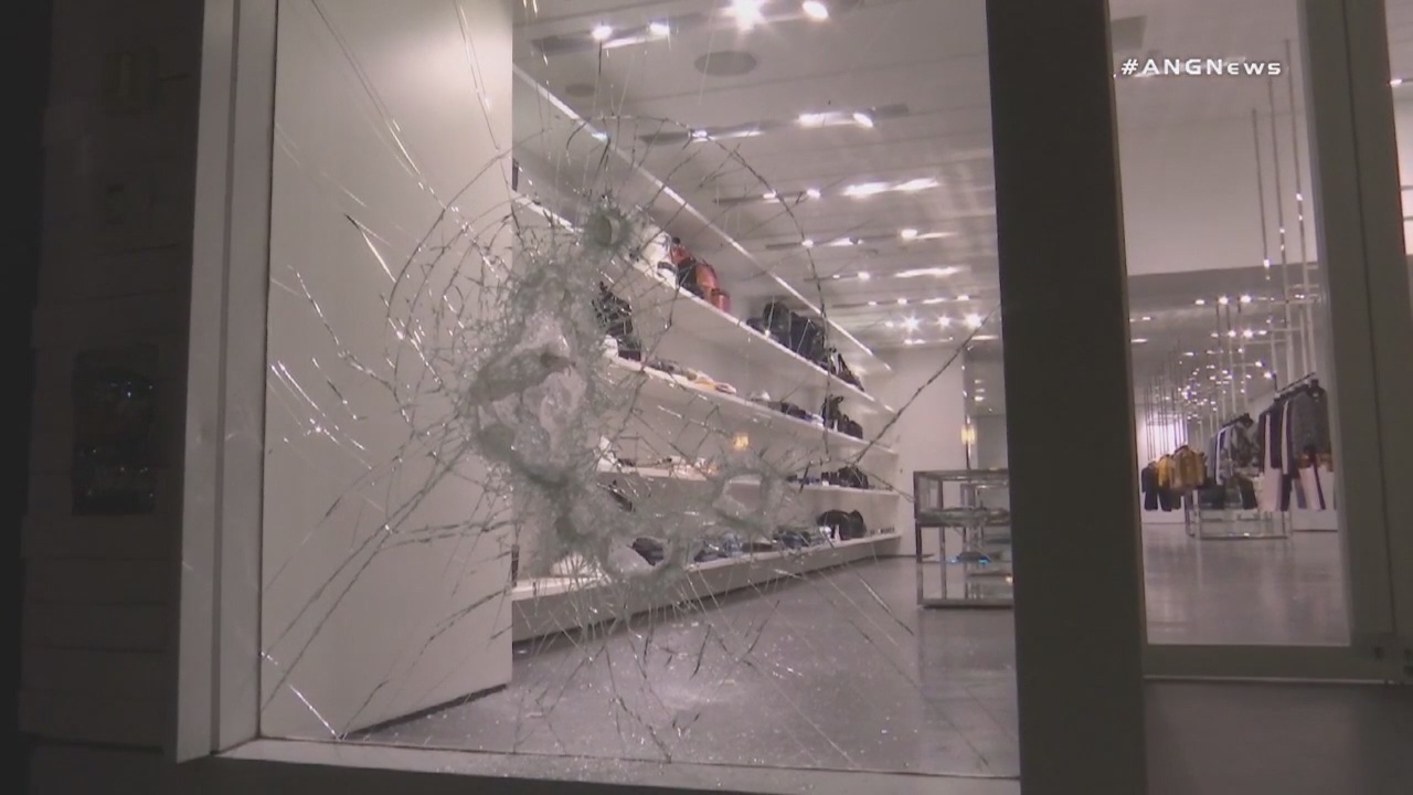 Police chase suspected smash and grab burglars in Beverly Hills