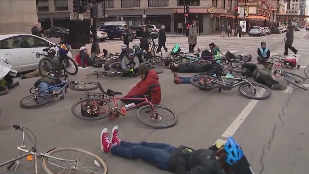 Chicago bikers stage protest, City Council passes ?Smart Streets? pilot program