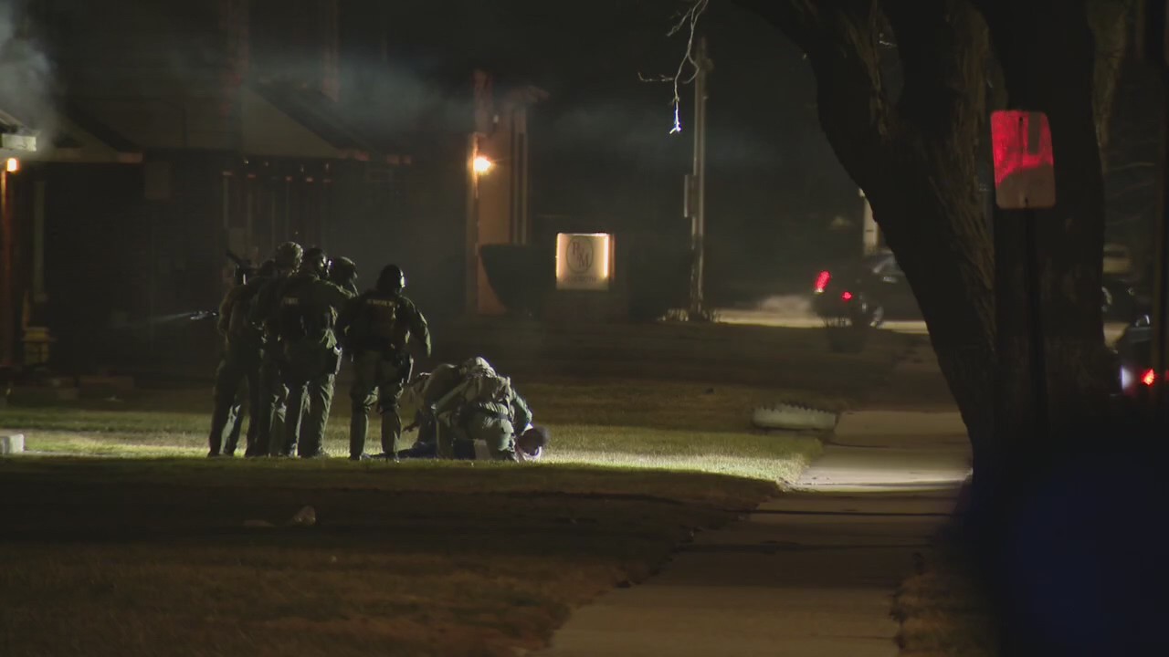 Barricaded gunman arrested in River Rouge