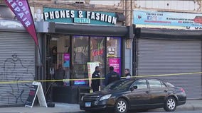 2 dead after shootout inside Chicago convenience store