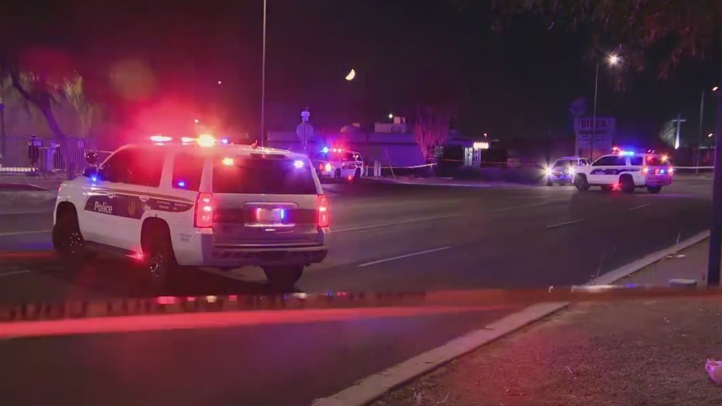 PD: Man shot while crossing street in Phoenix | FOX 10 Phoenix
