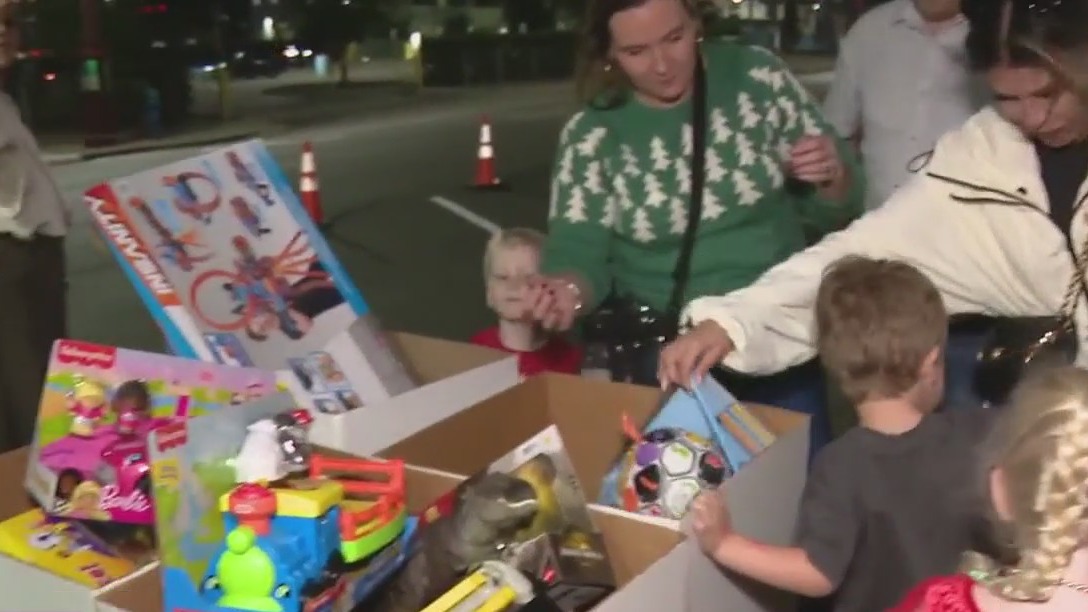 Houston Rockets, Houston Astros helping others get ready for the holiday season