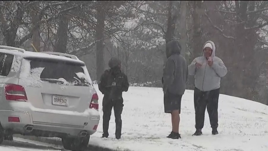 Neighbors help neighbors during snow storm