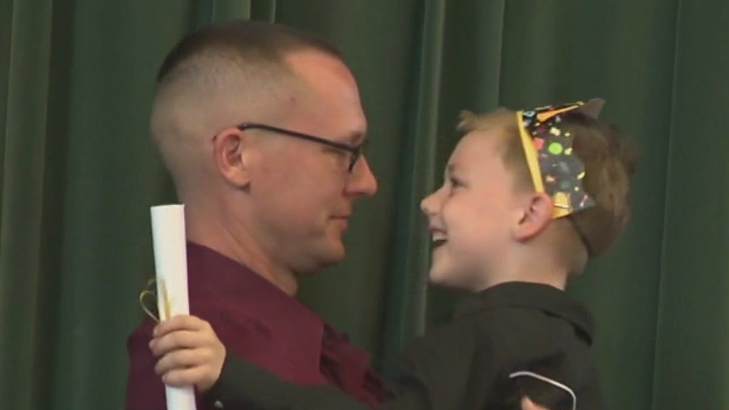 Soldier surprises son at Kindergarten graduation