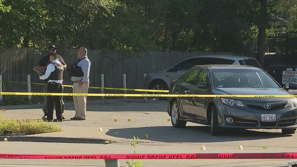 Retired Chicago police officer shot while trying to stop robbery at South Side currency exchange