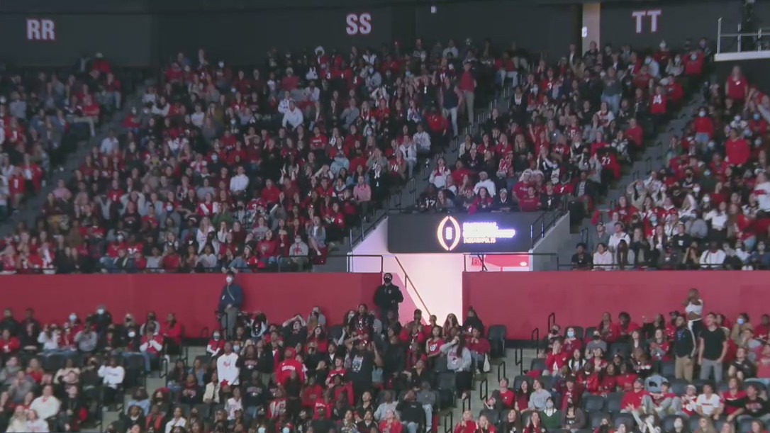 Fans hold vigil in Athens as Georgia plays Alabama in National Championship