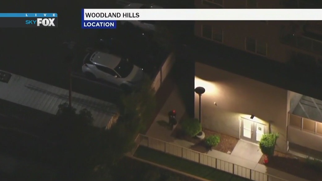 Full Chase: Suspect runs into Woodland Hills apartment | FOX 11 Los Angeles