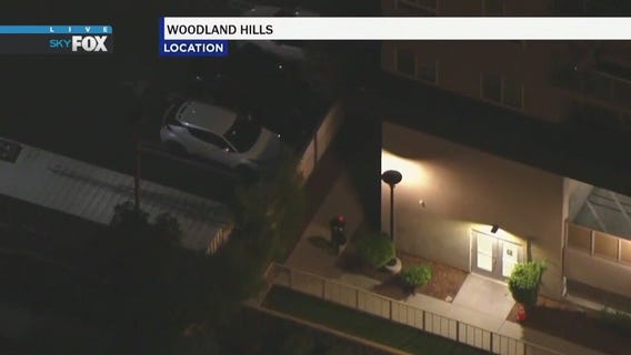 Full Chase: Suspect runs into Woodland Hills apartment