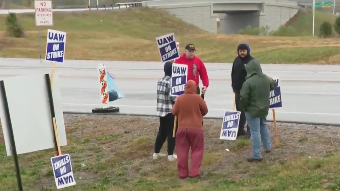 GM reaches tentative deal with auto workers union