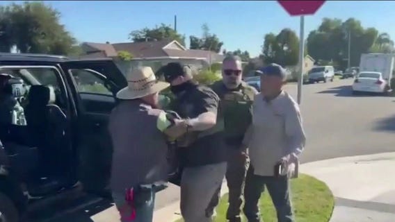 Border patrol agents confronted by Downey residents 