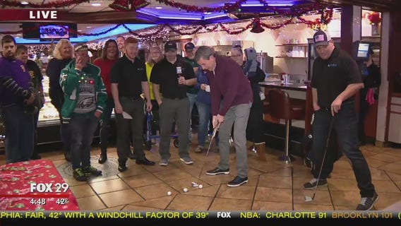 Bob Kelly plays indoor put-put