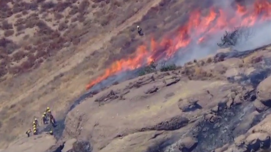 Brush fire breaks out in Agua Dulce