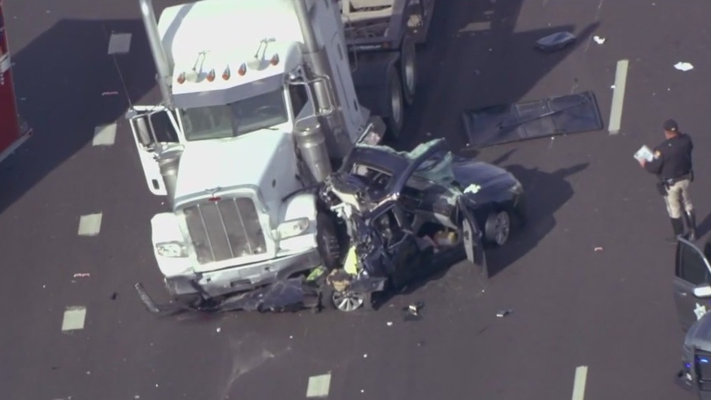 Crash involving semi along eastbound Loop 202 | FOX 10 Phoenix