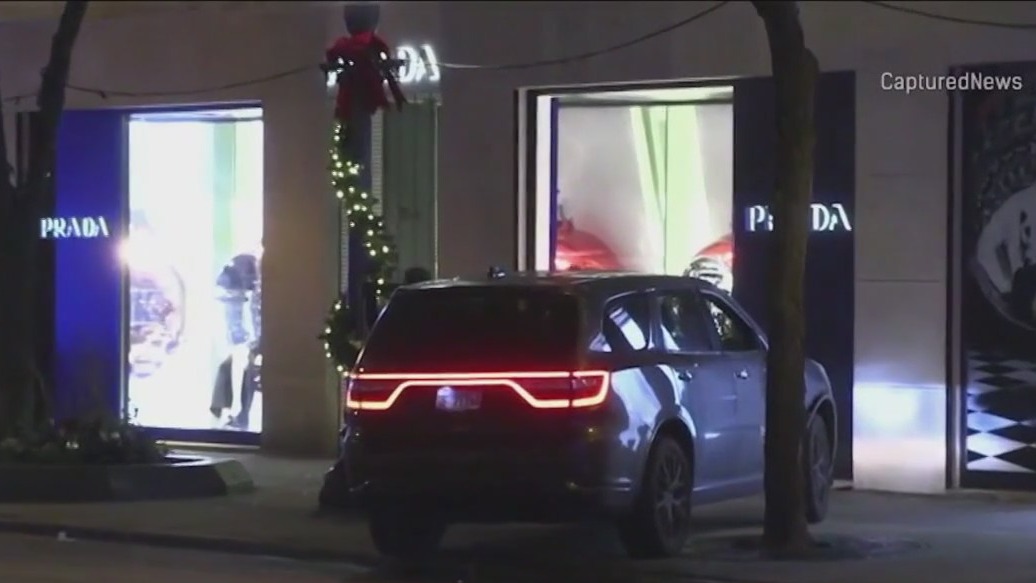 Gold Coast shooting hospitalizes Chicago police officer