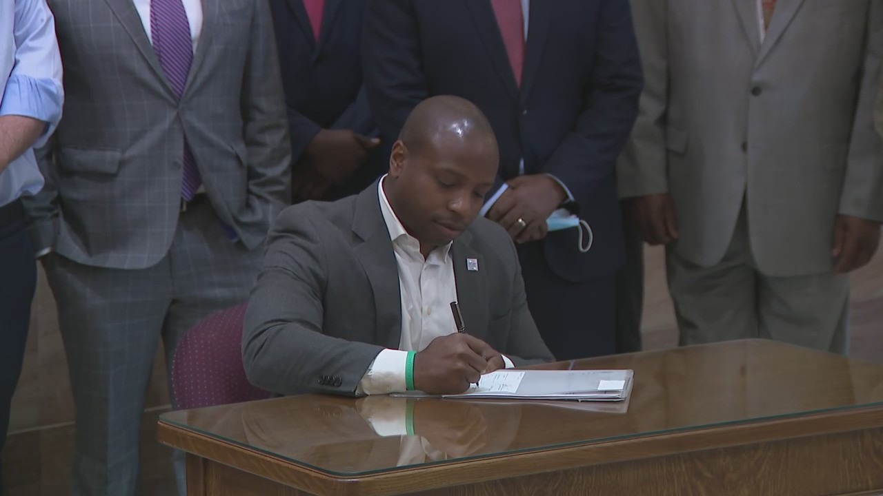 Milwaukee mayor signs approved framework for contract to host 2024 RNC