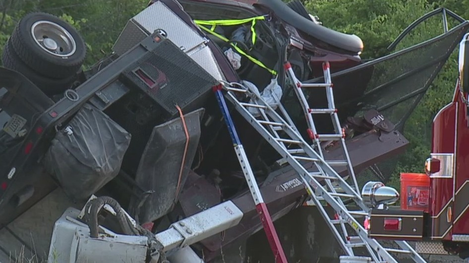 Semi crash closes I-43 NB at Pioneer Road