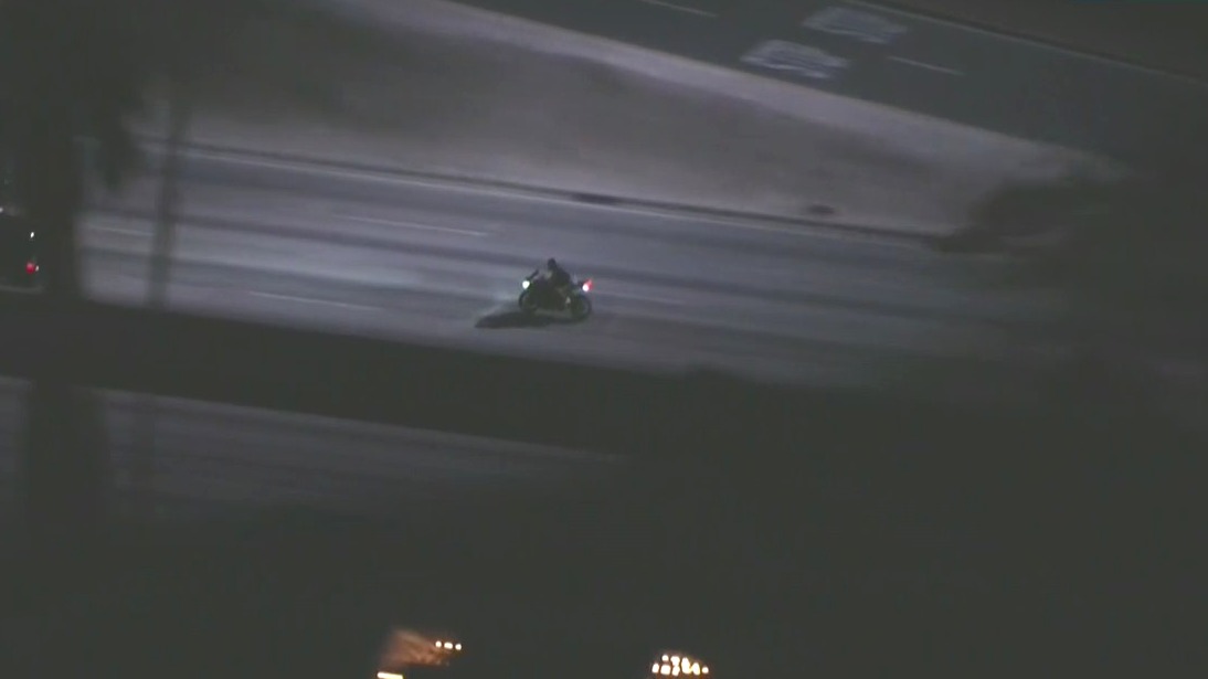 Motorcyclist weaves through Los Angeles traffic