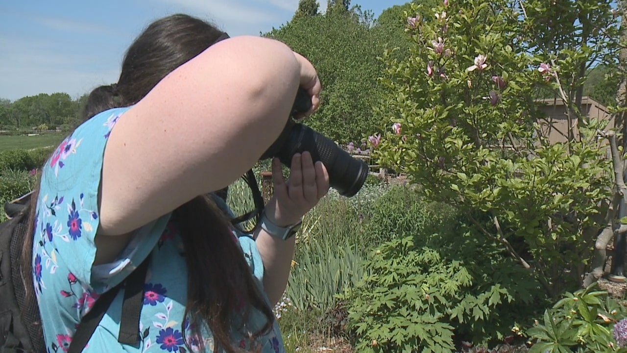 Photographer doesn't let blindness get in the way of her passion